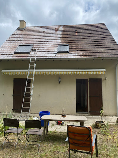 Photo de RJ Façade | Peintre &amp; couvreur à Saintes | Ravalement de façade démoussage &amp; nettoyage de toiture dallage à Saintes (17100)