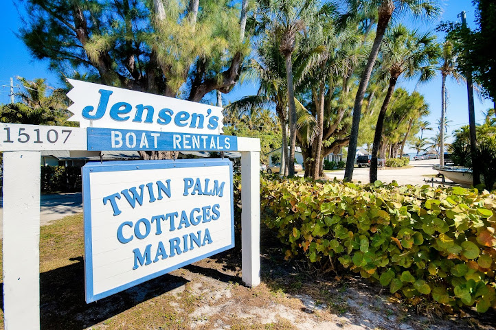 Jensen's Twin Palm Cottages & Marina Resort by null