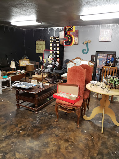 MoMo’s Consignment - Visual