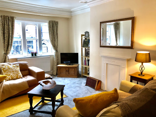 Quiet Woman Apartment - Thumbnail