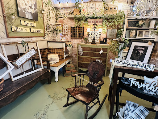 Trader Mae's Decor Market - Thumbnail