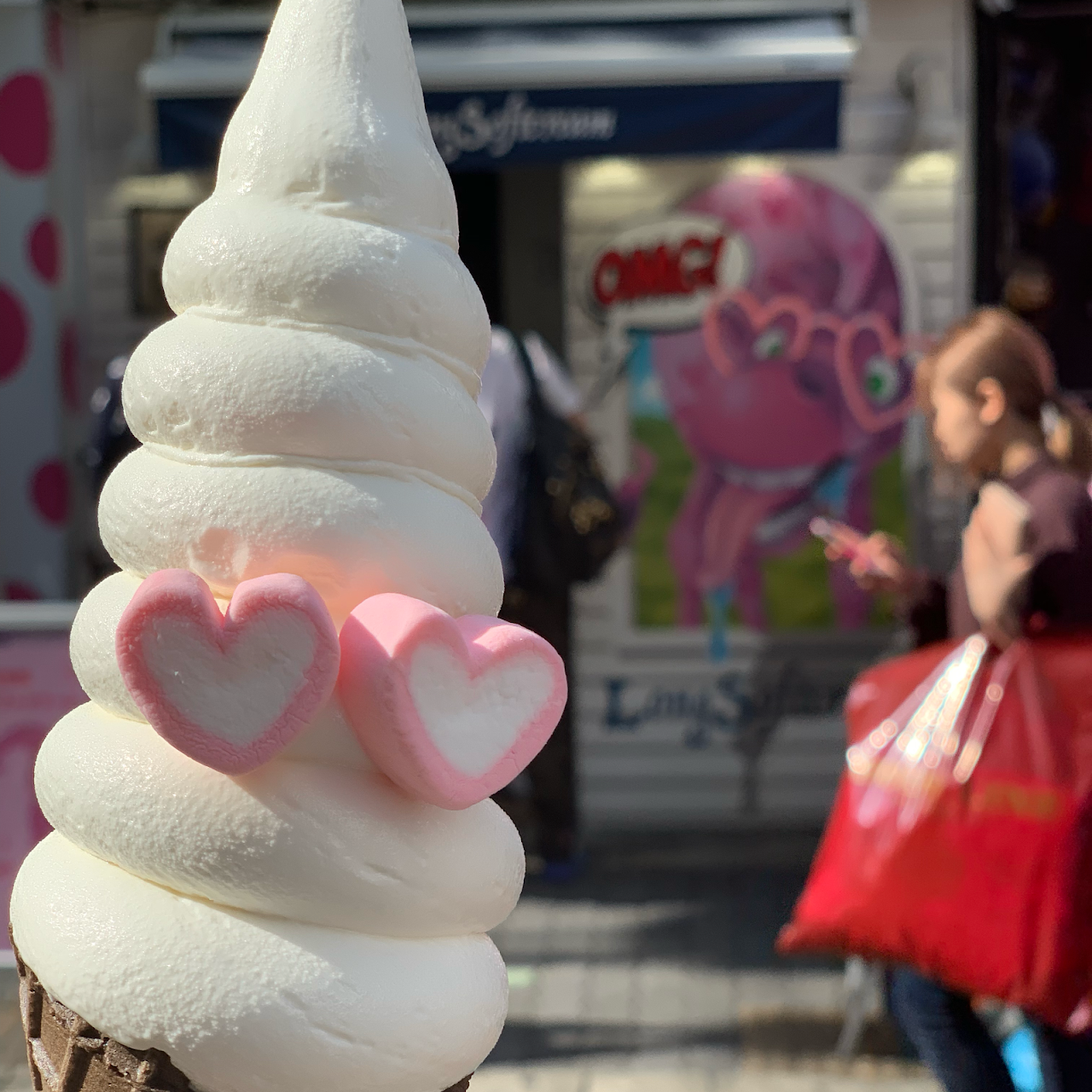Long Softcream ロングソフトクリーム アメリカ村店 日本一長いソフトクリームのお店