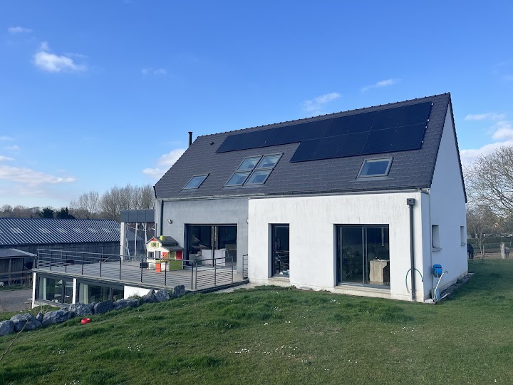Photo de SAS BLONDEL' ELEC - Installateur de panneaux solaire photovoltaïques RGE avec ou sans Batteries et Borne de recharge