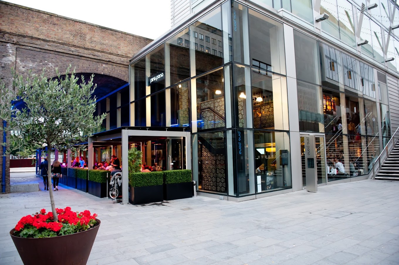 Discover a delightful array of restaurants near the Royal Festival Hall in London. From Italian trattorias to Mexican taquerias and French bistros, explore the diverse culinary scene that awaits you. Find the perfect spot to satisfy your cravings and indulge in a memorable dining experience.