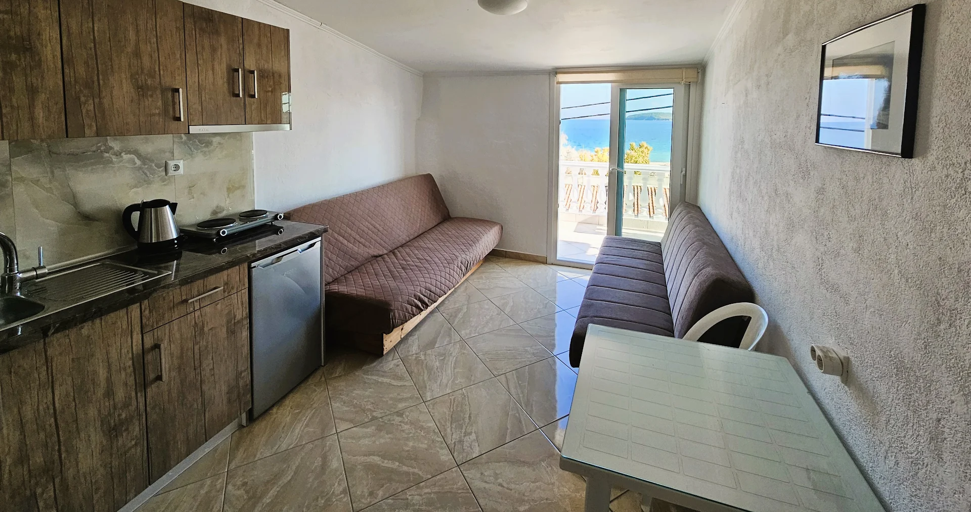 Leonidas Apartments