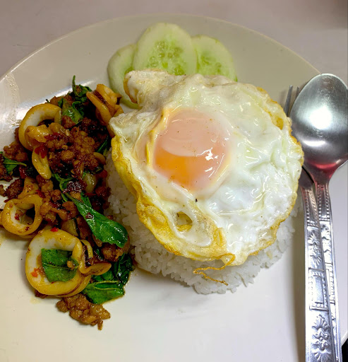 ร้านผัดไทไฟแดง