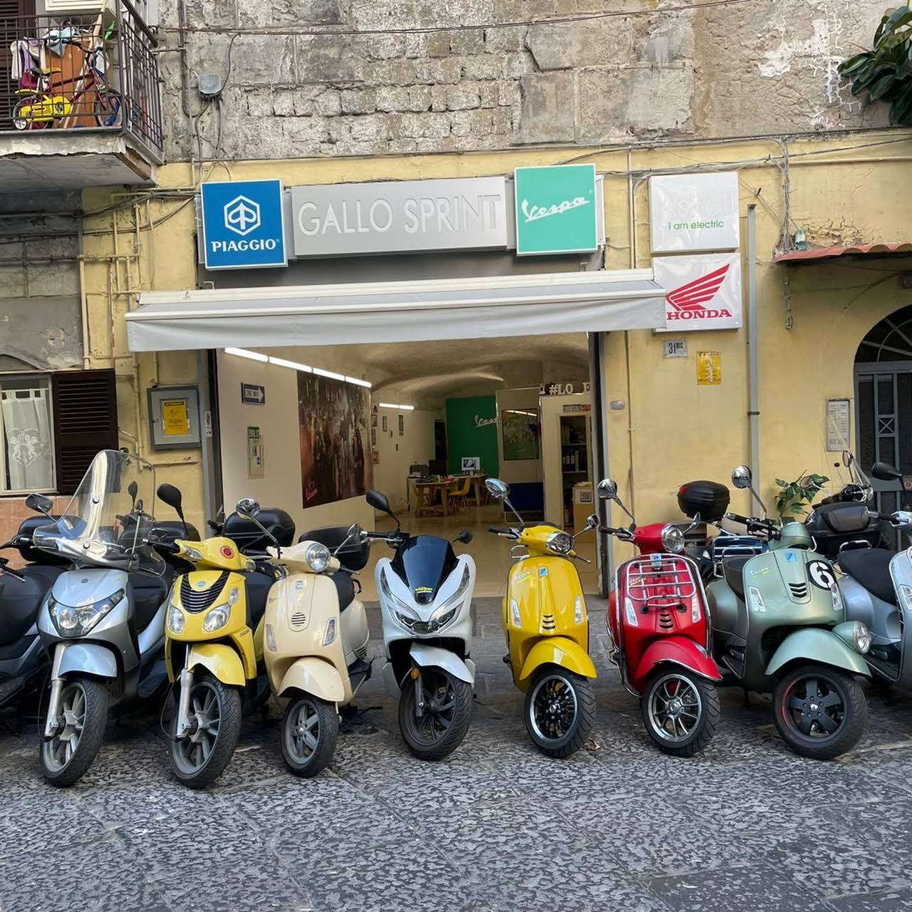 Rent Scooter Vespa Napoli Gallo Sprint - Napoli THE ONLY RENT VESPA SCOOTER AND OPEN 24H PICK UP - DROP OFF 24H AIRPORT ZERO DAMAGE!!!