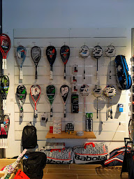 Photo n°6 de Côté Court Tennis - Magasin sports de raquettes à Albi (Magasin de vêtements de sport)