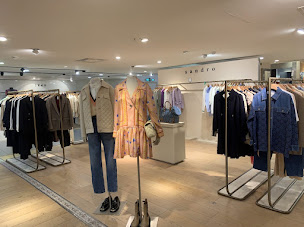 Photo n°15 de Sandro à Paris (Magasin de vêtements pour femmes)