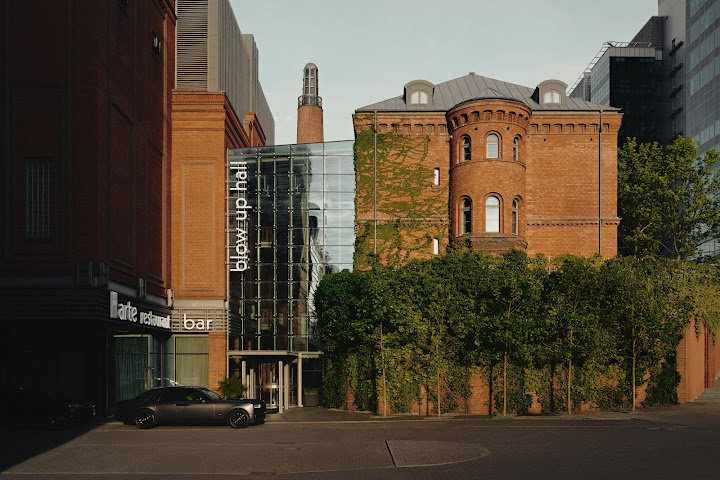 Blow Up Hall 5050 by null