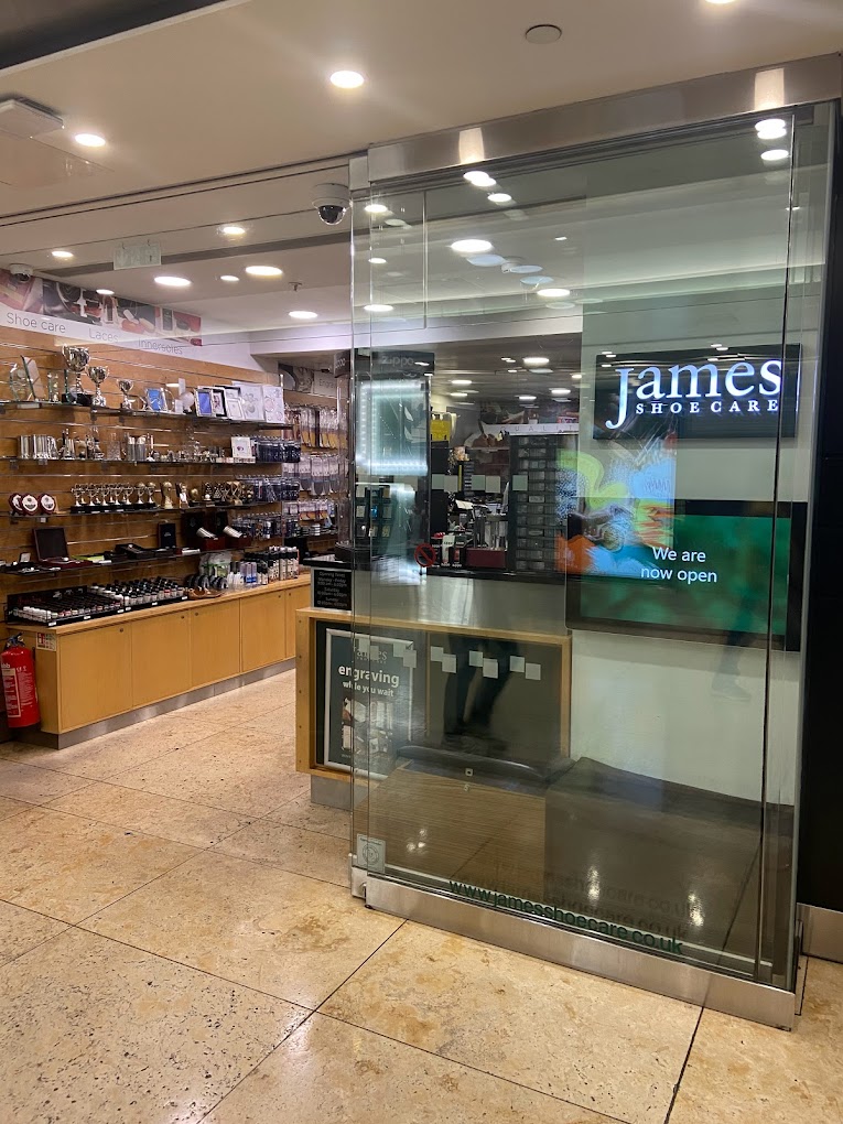 Guide to the best shoe shops in Canary Wharf, whether looking for work shoes, formal, casual and leisure shoes. From court shoes, and slingbacks to sandals and hiking shoes.