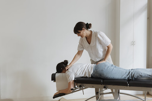 Lea Salgado, Quiropráctica