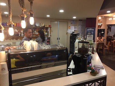 Photos of L'Ar&ocirc;me Cafe Lounge.