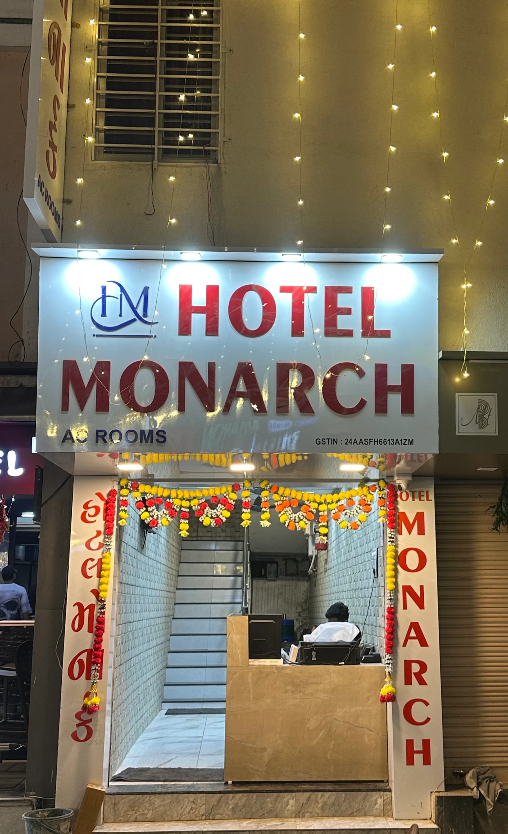 HOTEL MONARCH