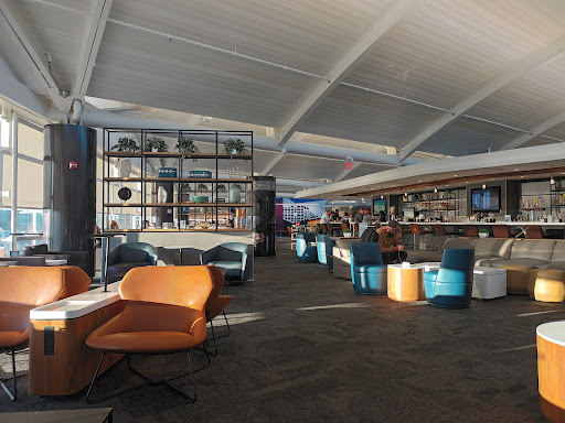 United Polaris Lounge - Thumbnail