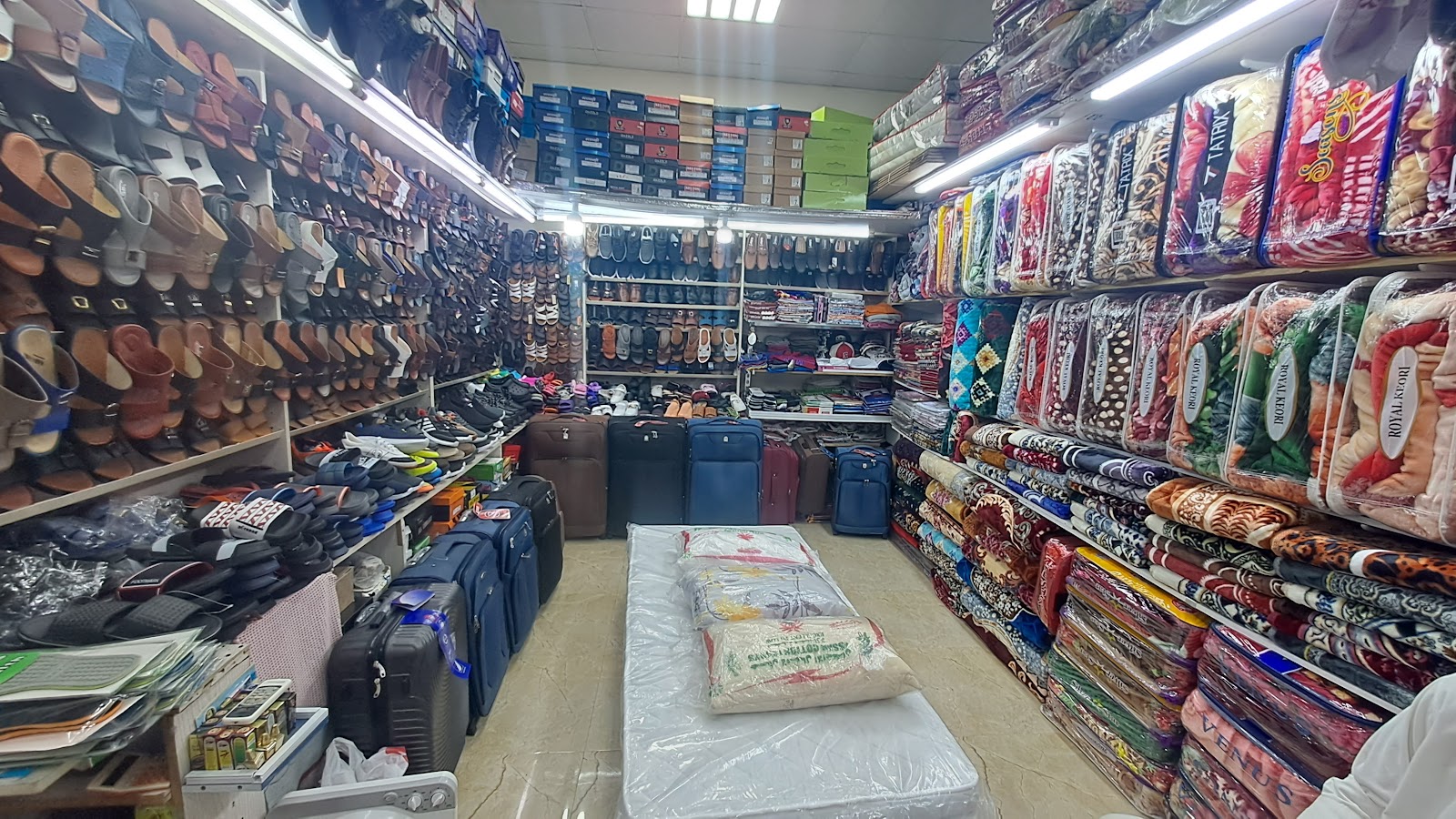 Crown shoes trading - صورة 2