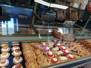 Photo n°1 de Artisan Boulanger,pâtissier traditionnel Maison Araud à Montgailhard (Magasin)