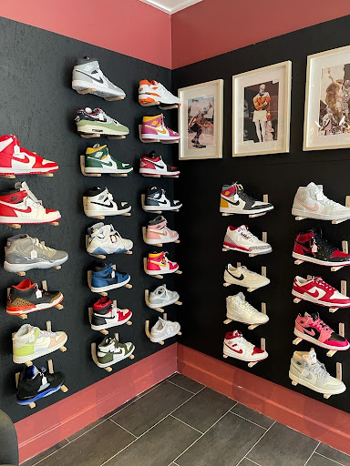 LA BRUME STORE (CORNER SNEAKERS / CIGARETTE ÉLECTRONIQUE) Gallery - France