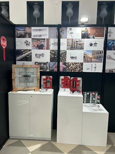 Pronto Intervento Fabbro Milano H24 Locksmith - Apertura Sblocco e Cambio Serrature - Italy