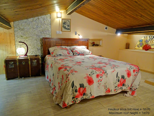 Photo de Gite La calade de Joux - Calme, nature, grande piscine et terrasse panoramique, chambres climatisées à Chassiers (07110)