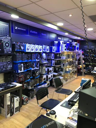 Φίλιππος Νάκας - Κατάστημα