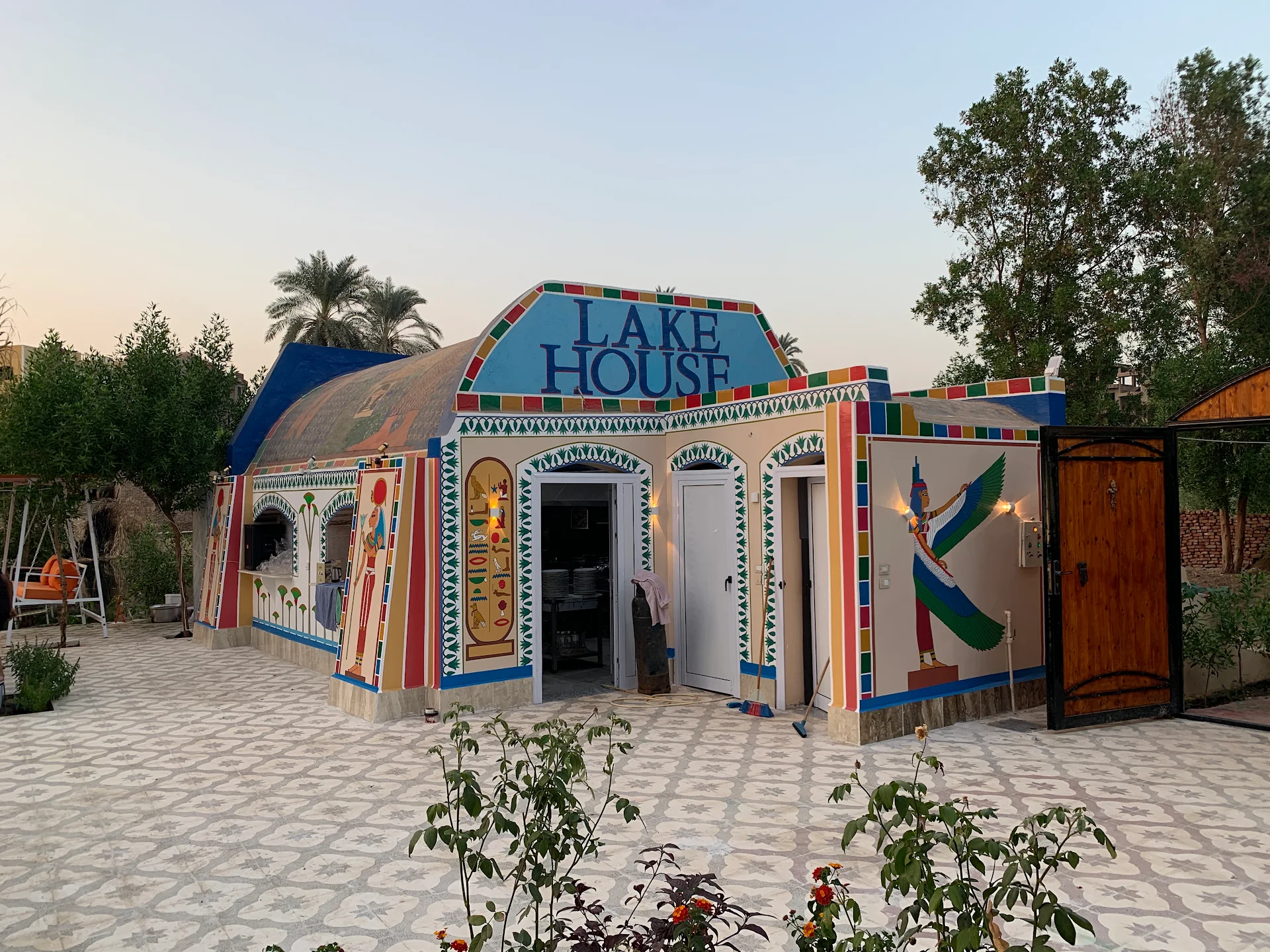Lake House Hotel & Restaurant
