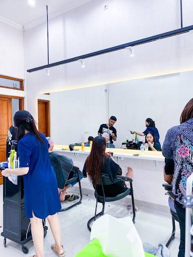 Joni7000Salon