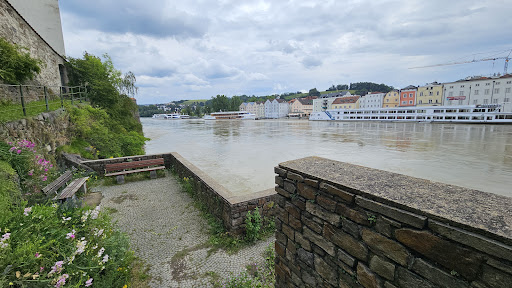 Sitzbänke an der Donau