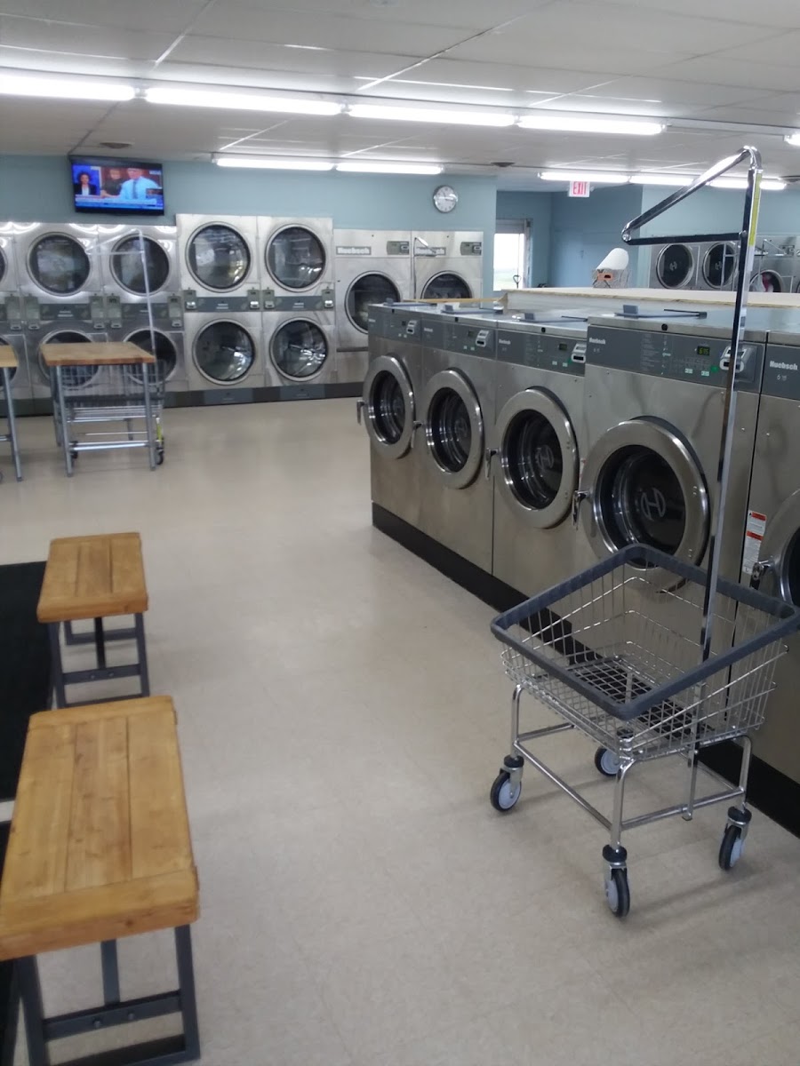 Waverly Point Laundry facility with washing machines in Lansing