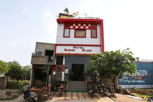 OYO 74099 Sudhir Palace