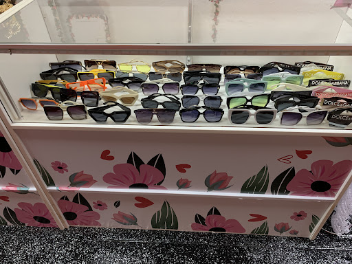 Material Things Boutique - Visual