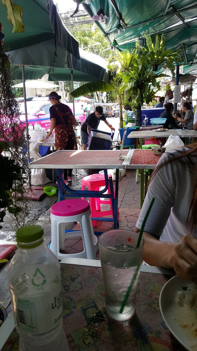 I love ThaiFood rambuttri rd.