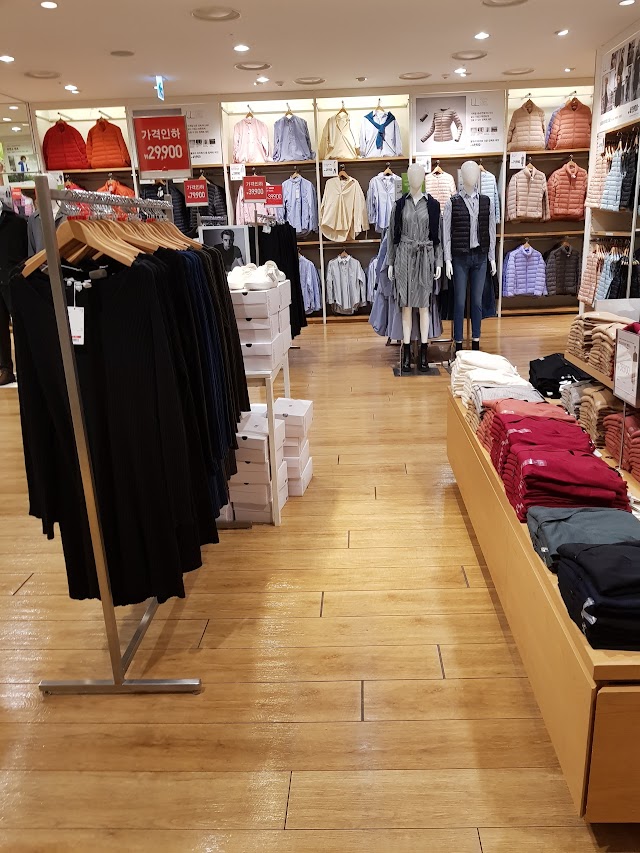 uniqlo myeongdong