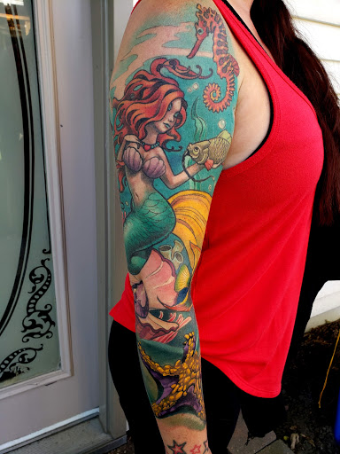 Beesting Tattoo - Visual