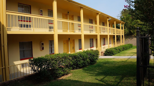 Travelers Inn-Sherman Logo