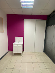 Photo n°1 de Paint House : peintre en bâtiment - Entreprise de peinture - Artisan peintre - Ravalement de façade à La Rochelle (Service de pose de parquet)