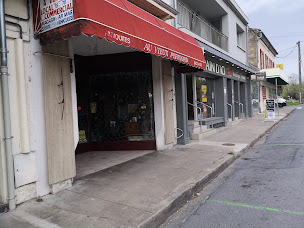 Photo n°1 de Lauzier René Brocante. La Grange De Port De Couze à Lalinde (Magasin d'ameublement et de décoration)