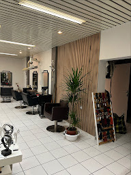 Photo n°2 de coiffeur mixte à Villeneuve-la-Garenne (Salon de manucure)