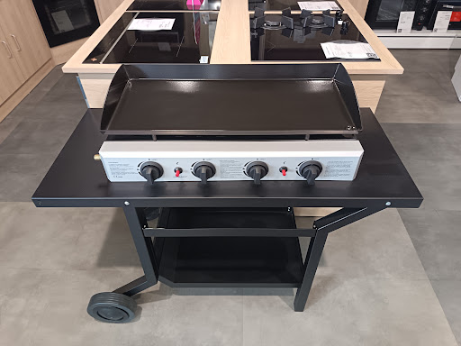 Votre plancha idéale vous attend chez Gaubert-Lardeux à Segré ! ✨🤩 Découvrez notre sélection haut de gamme : pour des saveurs raffinées 😋 ou une cuisine conviviale ! 🥳 Nos experts vous guident pour un choix parfait ! ✅👨‍🍳 Rendez-vous vite en magasin pour une expérience unique ! 📍🎁