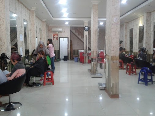 Yuni Riawati Hair & Beauty Salon, Author: Sri Sembiring