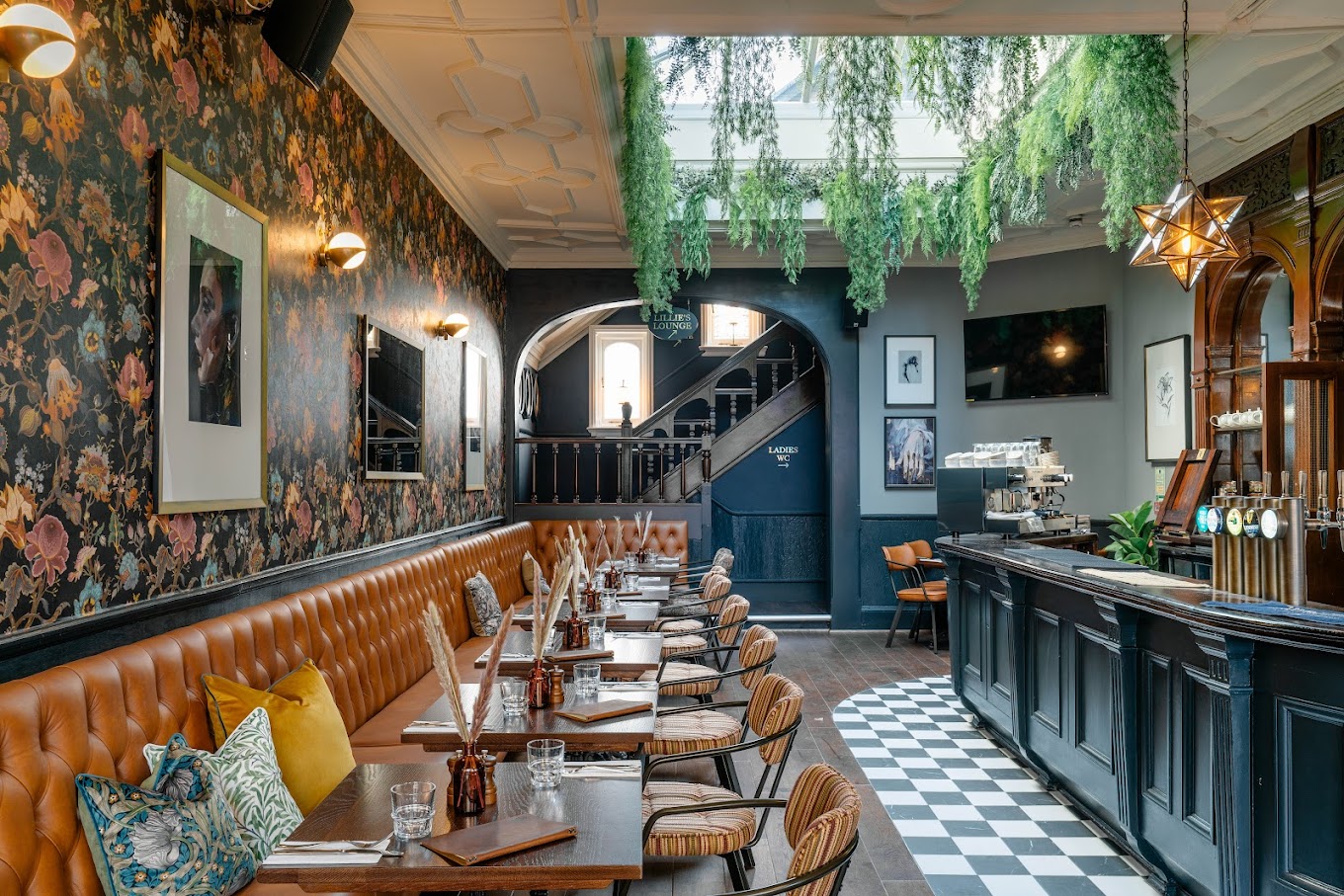 Looking for the best pubs in Earls Court? Look no further than our guide to the top watering holes in the area. Whether you're after a traditional local haunt or a trendy gastropub, we've got you covered. #EarlsCourt #londonpubs Things To Do In London | Things To Do In Earls Court | Best Pubs In Earls Court| Best Pubs In London | Best Pub Food | Sunday Roast | Places To Eat In London #londonnightlife | Things To Do At Night