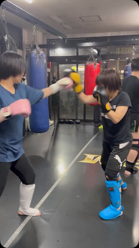 FIGHTFARM津田沼店の木曜日キックボクシングクラスの様子です！初心者から上級者まで大歓迎です！是非参加してみて下さい！

※詳細から動画を確認できます。