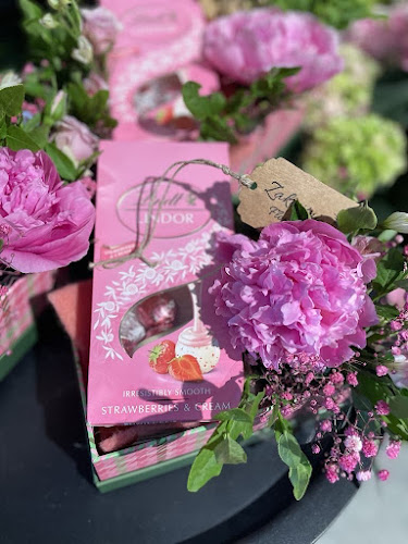 https://www.facebook.com/Zakwitnijflowershop-100758289440601