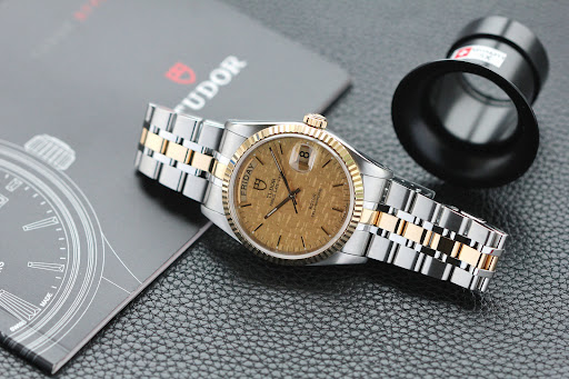Mayfair Watch - Visual