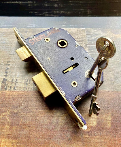 Luna Locksmith Barnes - Thumbnail