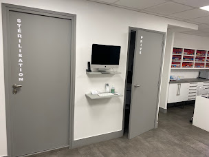 Photo n°8 de SELARLOMC DE CHIRURGIENS DENTISTES OMC à Paray-Vieille-Poste (Dentiste)