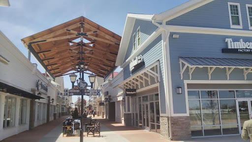 TUMI Outlet Store - Merrimack Premium Outlets - Thumbnail