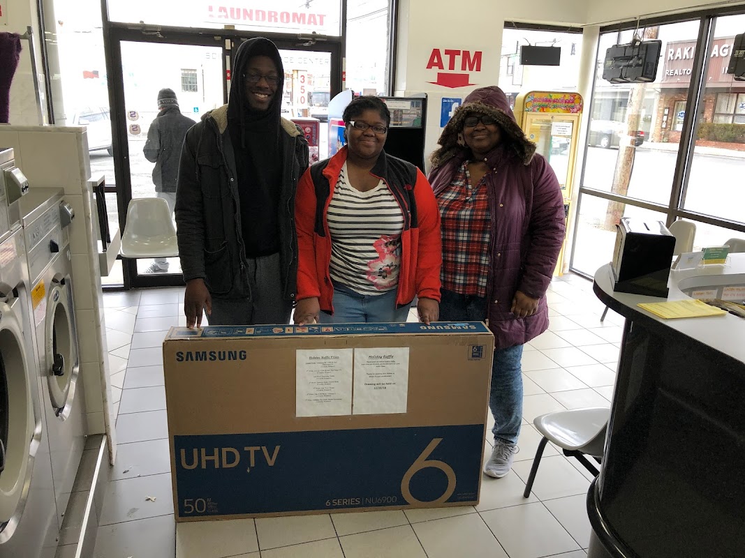 Drop A Load Laundromat storefront and entrance in Woodbridge