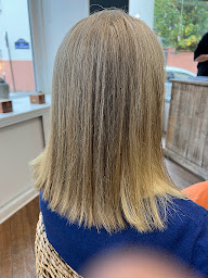 Photo n°2 de L'Atelier des Elfes - COLORATION VEGETALE MARCAPAR à Paris (Salon de coiffure)