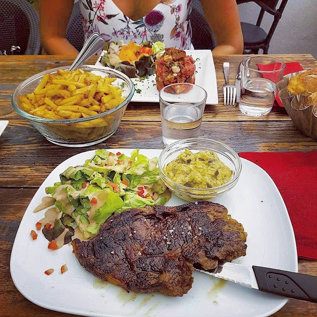 PLAN B - Cuisine & Art Café
